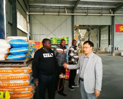Pelanggan Afrika melawat bengkel pengeluaran makanan babi Parkson